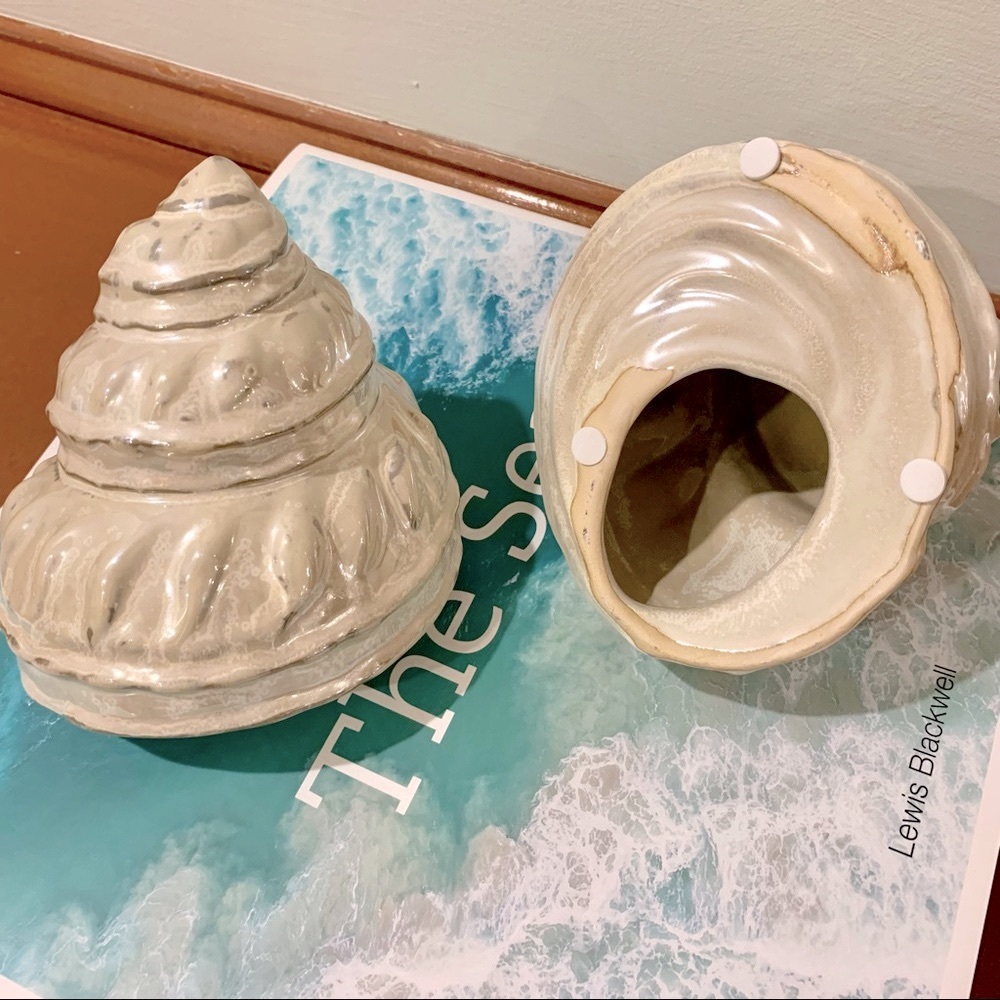 Pair of Decorative Ceramic Shells - Picture 3 of 6
